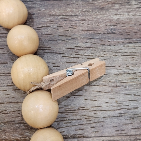 COUNTRY WOOD GARLAND WITH 4 CLOSE PINS MEASURES 52" - Picture 4 of 4